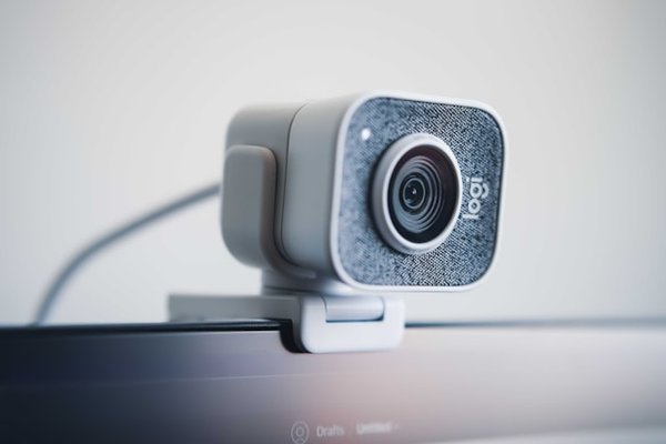 Quels sont les critères pour choisir une bonne webcam pour le streaming en direct?